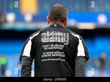 Les arbitres avec des slogans anti-racistes et d'intimidation alors qu'ils se réchauffent avant le match de la Premier League à Stamford Bridge, Londres. Date de publication : samedi 1er mai 2021. Banque D'Images