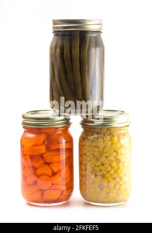 Haricots verts, carottes et maïs dans les jarres de conserve maison Banque D'Images