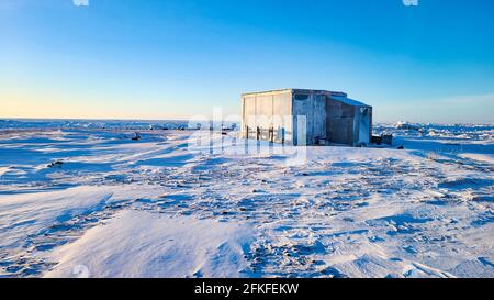 Ulukhaktok territoires du Nord-Ouest Canada février 10 2021 : petite cabane de chasse dans la toundra arctique, située près de l'océan Arctique gelé Banque D'Images