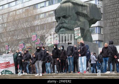 Chemnitz, Allemagne. 1er mai 2021. Les partisans du parti d'extrême-droite « Der III Chemin » à un rassemblement de la partie « Saxons libres » au monument Karl Marx. Environ 250 personnes y ont manifesté contre les mesures de la couronne du gouvernement fédéral. Credit: Sebastian Willnow/dpa-Zentralbild/dpa/Alay Live News Banque D'Images