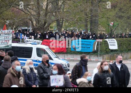 Chemnitz, Allemagne. 1er mai 2021. Les participants d'une manifestation de gauche protestent contre un rassemblement du parti « Saxons libres » au monument Karl Marx. Environ 250 personnes y ont manifesté contre les mesures Corona du gouvernement fédéral. Credit: Sebastian Willnow/dpa-Zentralbild/dpa/Alay Live News Banque D'Images