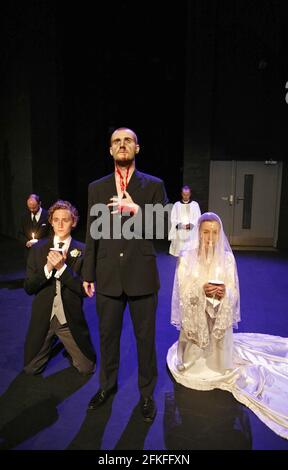 l-r: Tom Hiddleston (Alsemero), Laurence Spellman (Alonzo, comme fantôme), Olivia Williams (Beatrice-Joanna) dans LE CHANGELING par Middleton & Rowley à BITE:06, Barbican Theatre, Londres EC2 15/05/2006 un cheek de Jhibou / les Gemeaux / Sceaux / Judith Nationco / Baleal scène: Nick Ormerod: Production: Théâtre de la scène: Le Grand-Greenwood: Jane Gibson combat: Terry King réalisateur: Declan Donnellan Banque D'Images