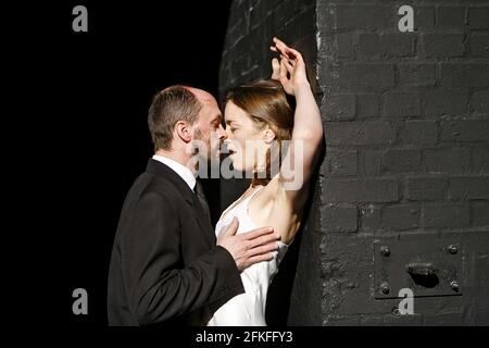 Will Keen (de Flores), Olivia Williams (Beatrice-Joanna) dans LE CHANGELING par Middleton & Rowley au BITE:06, Barbican Theatre, Londres EC2 15/05/2006 un cheek de jhig / les Gemeaux / Sceaux / scène nationale: Grand théâtre de Luxembourg co-production design: Nick Ormerod éclairage: Judith Greenwood mouvement: Jane Gibson: Terry King directeur: Declan Donnellan Banque D'Images