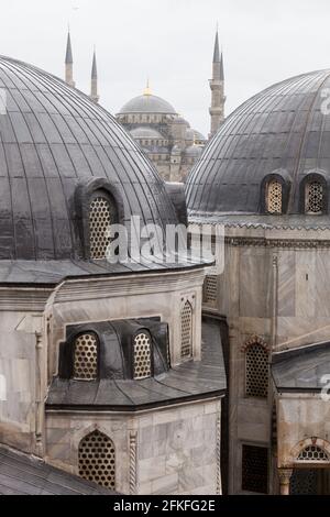 Vue sur les dômes de Sainte-Sophie en direction de la Mosquée bleue, Istanbul Banque D'Images