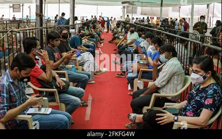 Mumbai, Inde. 1er mai 2021. On voit des gens attendre dans les files d'attente à l'intérieur du centre de vaccination du complexe Bandra Kurla à Mumbai. L'entraînement de vaccination pour le groupe d'âge de 18-44 ans a commencé le 1er mai 2021. Seules les personnes admissibles au vaccin ont reçu une confirmation de leur inscription au téléphone. (Photo par Ashish Vaishnav/SOPA Images/Sipa USA) crédit: SIPA USA/Alay Live News Banque D'Images