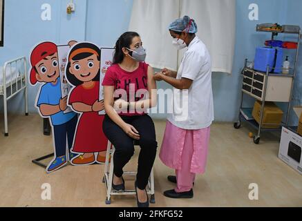 Mumbai, Inde. 1er mai 2021. Une femme portant un masque facial reçoit une dose du vaccin Covishield au centre de vaccination de l'hôpital Rajawadi à Mumbai. L'entraînement de vaccination pour le groupe d'âge de 18-44 ans a commencé le 1er mai 2021. Seules les personnes admissibles au vaccin ont reçu une confirmation de leur inscription au téléphone. (Photo par Ashish Vaishnav/SOPA Images/Sipa USA) crédit: SIPA USA/Alay Live News Banque D'Images