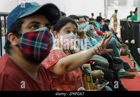 Mumbai, Inde. 1er mai 2021. On voit des gens attendre dans une file d'attente à l'intérieur du centre de vaccination du complexe Bandra Kurla (BKC) à Mumbai. L'entraînement de vaccination pour le groupe d'âge de 18-44 ans a commencé le 1er mai 2021. Seules les personnes admissibles au vaccin ont reçu une confirmation de leur inscription au téléphone. (Photo par Ashish Vaishnav/SOPA Images/Sipa USA) crédit: SIPA USA/Alay Live News Banque D'Images