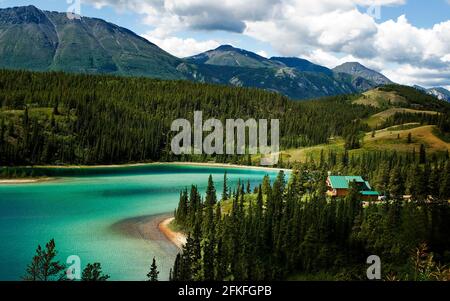 Emerald Lake situé dans le sud du Yukon, sur la route du Klondike Sud, remarquable pour sa couleur verte intense. Banque D'Images