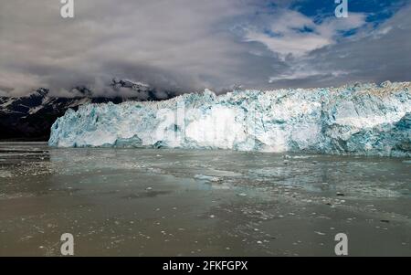 Le glacier Hubbard est une merveille naturelle remarquable située dans les eaux protégées de la baie de Yakutat. Banque D'Images