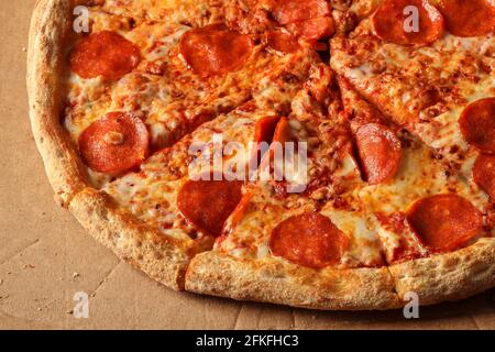 Pizza avec saucisse en gros plan sur un support en carton Banque D'Images