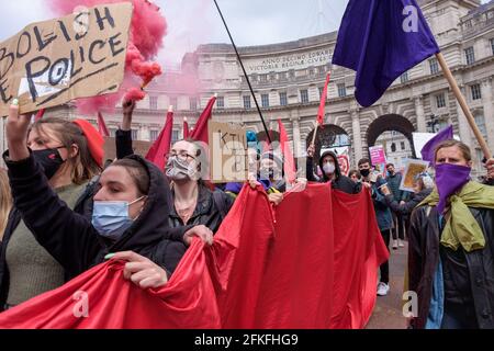 Londres, Royaume-Uni. 1er mai 2021. Marché aux fumées flambant dans le centre commercial. Plusieurs milliers d'entre eux ont organisé un rassemblement à Trafalgar Square avant de passer devant les ministères de la Justice, du DWP et de l'éducation au siège social contre le projet de loi sur la police, la criminalité, la condamnation et les tribunaux, qui interdirait des manifestations efficaces, criminalisera de nombreuses personnes et créera de nouvelles infractions avec de lourdes peines, discriminant contre les Gypsy, Les Roms et les gens du voyage et l'expansion des pouvoirs d'arrêt et de recherche racistes. Peter Marshall/Alay Live News Banque D'Images