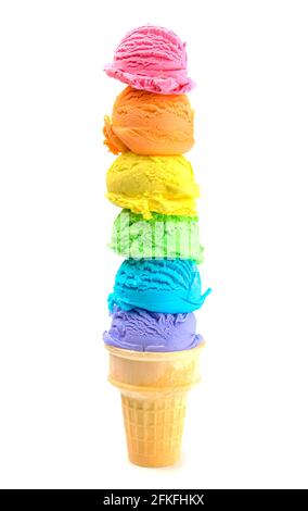 Six grandes Scoops de Rainbow Ice Cream Cone sur un Arrière-plan blanc Banque D'Images