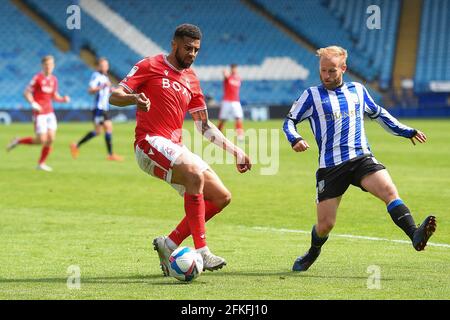 SHEFFIELD, ROYAUME-UNI. 1ER MAI Cyrus Christie (2) de la forêt de Nottingham et Barry Bannan de Sheffield mercredi lors du match de championnat Sky Bet entre Sheffield mercredi et Nottingham Forest à Hillsborough, Sheffield, le samedi 1er mai 2021. (Credit: Jon Hobley | MI News) Credit: MI News & Sport /Alay Live News Banque D'Images