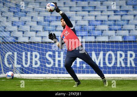 SHEFFIELD, ROYAUME-UNI. 1ER MAI Jordan Smith (12), gardien de but de la forêt de Nottingham, se réchauffe avant le lancement du match de championnat Sky Bet entre Sheffield mercredi et Nottingham Forest à Hillsborough, Sheffield, le samedi 1er mai 2021. (Credit: Jon Hobley | MI News) Credit: MI News & Sport /Alay Live News Banque D'Images