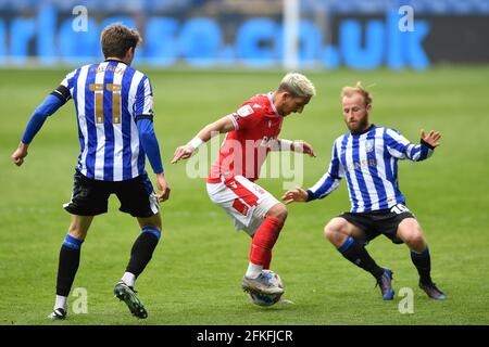 SHEFFIELD, ROYAUME-UNI. 1ER MAI Anthony Knockaert (28) de la forêt de Nottingham avec Barry Bannan de Sheffield mercredi pendant le match de championnat de Sky Bet entre Sheffield mercredi et Nottingham Forest à Hillsborough, Sheffield le samedi 1er mai 2021. (Credit: Jon Hobley | MI News) Credit: MI News & Sport /Alay Live News Banque D'Images