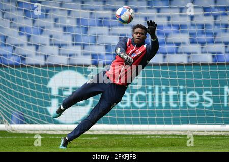 SHEFFIELD, ROYAUME-UNI. 1ER MAI le gardien de but de la forêt de Nottingham, Brice Samba (30), se réchauffe avant le lancement du match de championnat Sky Bet entre Sheffield mercredi et Nottingham Forest à Hillsborough, Sheffield, le samedi 1er mai 2021. (Credit: Jon Hobley | MI News) Credit: MI News & Sport /Alay Live News Banque D'Images