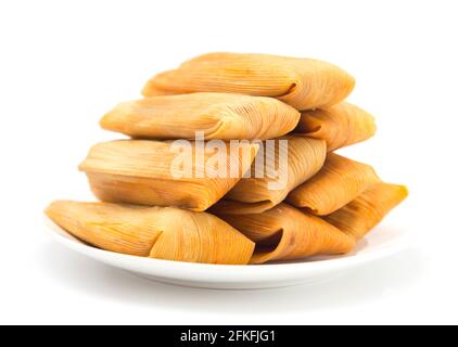 Tamales enveloppés maison isolés sur un fond blanc Banque D'Images