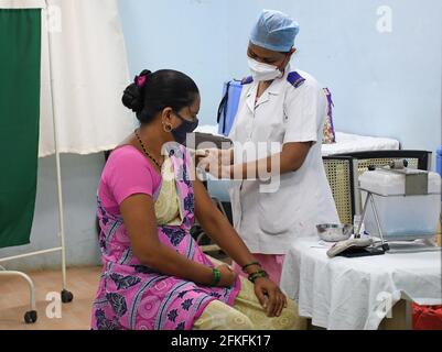 Mumbai, Inde. 1er mai 2021. Une femme portant un masque facial reçoit une dose du vaccin Covishield au centre de vaccination de l'hôpital Rajawadi à Mumbai. L'entraînement de vaccination pour le groupe d'âge de 18-44 ans a commencé le 1er mai 2021. Seules les personnes admissibles au vaccin ont reçu une confirmation de leur inscription au téléphone. Crédit : SOPA Images Limited/Alamy Live News Banque D'Images