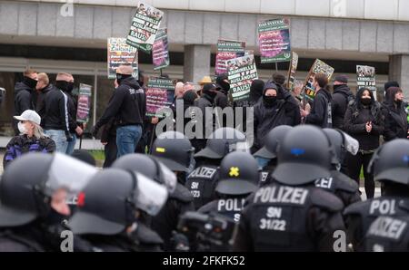 Chemnitz, Allemagne. 1er mai 2021. Les partisans du parti d'extrême-droite « Der III Chemin » à un rassemblement de la partie « Saxons libres » au monument Karl Marx. Environ 250 personnes y ont manifesté contre les mesures Corona du gouvernement fédéral. Credit: Sebastian Willnow/dpa-Zentralbild/dpa/Alay Live News Banque D'Images