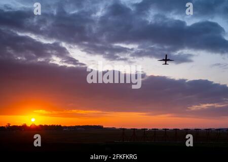 Avion jet-liner juste après le décollage de l'aéroport au lever du soleil le matin. Magnifique ciel bleu et orange avec un avion qui se soulève sur le chemin Banque D'Images