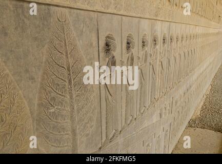 Beau soulagement de quelques soldats avec des lances dans les ruines anciennes d'une vieille ville de Persepolis, Iran Banque D'Images