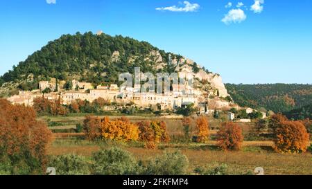 Le village de Séguret parmi les vignes aux couleurs de l'automne, Provence. Banque D'Images