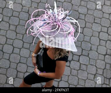 Louisville, États-Unis. 1er mai 2021. Un fan de course portant un chapeau de fantaisie lors de la 147e course du Kentucky Derby le 1er mai 2021 à Churchill Downs à Louisville, Kentucky. Photo de Mark Abraham/UPI crédit: UPI/Alay Live News Banque D'Images