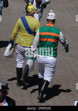 Louisville, États-Unis. 1er mai 2021. Deux jockeys extra-larges parcourent la piste avant la 147e course du Kentucky Derby le 1er mai 2021 à Churchill Downs, à Louisville, Kentucky. Photo de Mark Abraham/UPI crédit: UPI/Alay Live News Banque D'Images