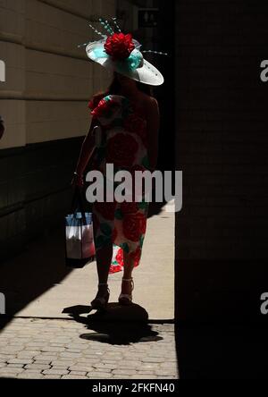 Louisville, États-Unis. 1er mai 2021. Un fan de course est en silhouette avant la 147e course du Kentucky Derby, le 1er mai 2021, à Churchill Downs, à Louisville, Kentucky. Photo de Mark Abraham/UPI crédit: UPI/Alay Live News Banque D'Images