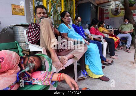 Ghaiabad, Inde. 1er mai 2021. Les patients COVID-19 reçoivent de l'oxygène gratuit, fourni par un Gurudwara, UN temple sikh, près de corps morts que deux femmes, pendant la deuxième vague de la pandémie du coronavirus à Ghaziabad, dans l'État indien d'Uttar Pradesh, le samedi 1er mai 2021. Photo par Abhishek/UPI crédit: UPI/Alay Live News Banque D'Images