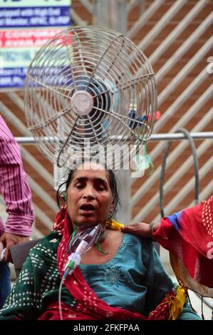 Ghaiabad, Inde. 1er mai 2021. Les patients COVID-19 reçoivent de l'oxygène gratuit, fourni par un Gurudwara, UN temple sikh, près de corps morts que deux femmes, pendant la deuxième vague de la pandémie du coronavirus à Ghaziabad, dans l'État indien d'Uttar Pradesh, le samedi 1er mai 2021. Photo par Abhishek/UPI crédit: UPI/Alay Live News Banque D'Images