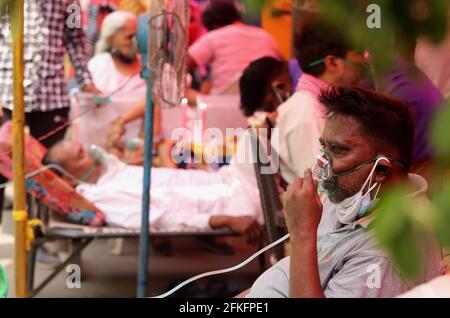 New Delhi, Inde. 1er mai 2021. Les patients Covid-19 qui souffrent de difficultés respiratoires respirent à l'aide de masques à oxygène en dehors de Gurudwara.India a enregistré 401,993 cas Covid-19 frais pour la première fois et 3,523 décès dont 870 cas au Maharashtra et 375 à Delhi dans les dernières 24 heures dans le cadre d'une crise d'oxygène. Le nombre de covid-19 en Inde est passé à 19,164,969. Crédit : SOPA Images Limited/Alamy Live News Banque D'Images