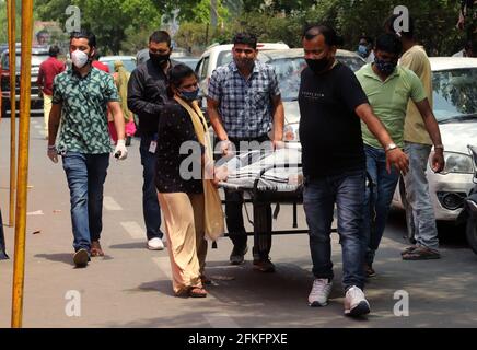 New Delhi, Inde. 1er mai 2021. Le patient Covid-19 qui souffre de difficultés respiratoires transportées par ses proches pour de l'oxygène en dehors de Gurudwara.India a enregistré 401,993 cas Covid-19 frais pour la première fois et 3,523 décès dont 870 cas au Maharashtra et 375 à Delhi au cours des dernières 24 heures dans le cadre d'une crise d'oxygène. Le nombre de covid-19 en Inde est passé à 19,164,969. (Photo par Naveen Sharma/SOPA Images/Sipa USA) crédit: SIPA USA/Alay Live News Banque D'Images