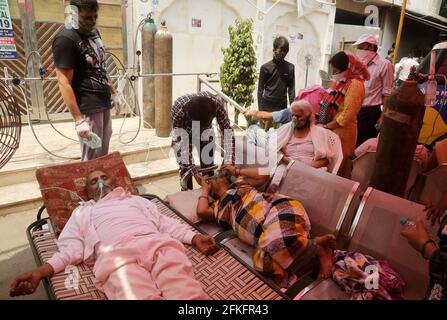 New Delhi, Inde. 1er mai 2021. Les patients Covid-19 qui souffrent de difficultés respiratoires respirent à l'aide de masques à oxygène en dehors de Gurudwara.India a enregistré 401,993 cas Covid-19 frais pour la première fois et 3,523 décès dont 870 cas au Maharashtra et 375 à Delhi dans les dernières 24 heures dans le cadre d'une crise d'oxygène. Le nombre de covid-19 en Inde est passé à 19,164,969. (Photo par Naveen Sharma/SOPA Images/Sipa USA) crédit: SIPA USA/Alay Live News Banque D'Images