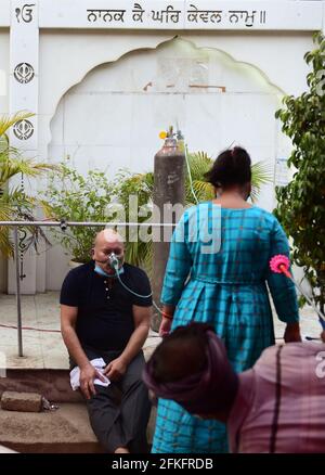 Ghaiabad, Inde. 1er mai 2021. Les patients COVID-19 reçoivent de l'oxygène gratuit, fourni par un Gurudwara, UN temple sikh, près de corps morts que deux femmes, pendant la deuxième vague de la pandémie du coronavirus à Ghaziabad, dans l'État indien d'Uttar Pradesh, le samedi 1er mai 2021. Photo par Abhishek/UPI crédit: UPI/Alay Live News Banque D'Images