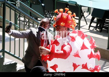 Louisville, États-Unis. 1er mai 2021. Mark Ferguson porte un chapeau et un costume sur le thème du coronavirus alors qu'il attend la 147e course du Kentucky Derby à Churchill Downs le samedi 1er mai 2021 à Louisville, Kentucky. Photo de John Sommers II/UPI crédit: UPI/Alay Live News Banque D'Images