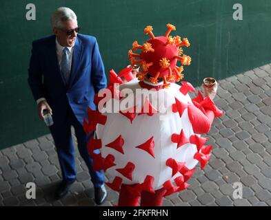 Louisville, États-Unis. 1er mai 2021. Mark Ferguson porte un chapeau et un costume sur le thème du coronavirus alors qu'il attend la 147e course du Kentucky Derby à Churchill Downs le samedi 1er mai 2021 à Louisville, Kentucky. Photo de John Sommers II/UPI crédit: UPI/Alay Live News Banque D'Images