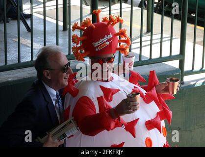 Louisville, États-Unis. 1er mai 2021. Mark Ferguson porte un chapeau et un costume sur le thème du coronavirus alors qu'il attend la 147e course du Kentucky Derby à Churchill Downs le samedi 1er mai 2021 à Louisville, Kentucky. Photo de John Sommers II/UPI crédit: UPI/Alay Live News Banque D'Images