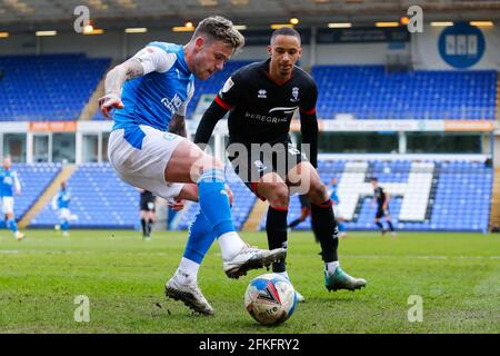 Peterborough, Cambridgeshire, Royaume-Uni. 1er mai 2021; Weston Homes Stadium, Peterborough, Cambridgeshire, Angleterre; English football League One football, Peterborough United versus Lincoln City; Sammie Szmodics de Peterborough United tient le bal en haut Credit: Action plus Sports Images/Alamy Live News Banque D'Images