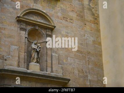 Façade de style baroque avec une statue d'icône religieuse à Aix-en-Provence Marseille, Provence-Alpes-Côte d'Azur, France. Banque D'Images