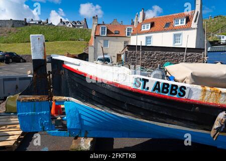 Vieux bateau de pêche sur le quai à St Abbs dans les frontières écossaises, Écosse, Royaume-Uni Banque D'Images