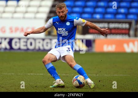 Peterborough, Cambridgeshire, Royaume-Uni. 1er mai 2021. Peterborough, Royaume-Uni. 1er mai 2021. DaN Butler, de Peterborough, s'est Uni en action pendant le match. EFL Skybet football League One Match, Peterborough Utd v Lincoln City au Weston Homes Stadium de Peterborough, Cambridgeshire, le samedi 1er mai 2021. Cette image ne peut être utilisée qu'à des fins éditoriales. Utilisation éditoriale uniquement, licence requise pour une utilisation commerciale. Aucune utilisation dans les Paris, les jeux ou les publications d'un seul club/ligue/joueur. Crédit: Andrew Orchard photographie sportive/Alamy Live News Banque D'Images