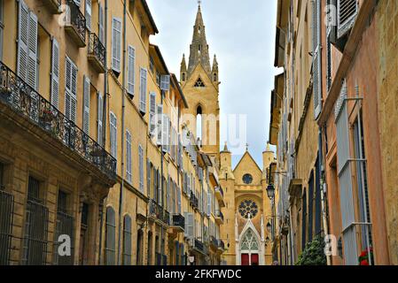 Vue panoramique sur Saint-Jean-de-Malte et l'architecture de style provençal environnante dans le centre historique d'Aix-en-Provence Marseille, France. Banque D'Images