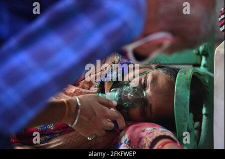 Ghaiabad, Inde. 1er mai 2021. Un patient de la COVID-19 reçoit de l'oxygène gratuit, fourni par un Gurudwara, UN temple sikh, pendant la deuxième vague de la pandémie du coronavirus à Ghaziabad, dans l'État indien d'Uttar Pradesh, le samedi 1er mai 2021. Photo par Abhishek/UPI crédit: UPI/Alay Live News Banque D'Images