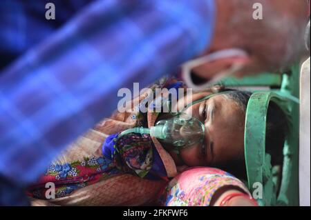 Ghaiabad, Inde. 1er mai 2021. Un patient de la COVID-19 reçoit de l'oxygène gratuit, fourni par un Gurudwara, UN temple sikh, pendant la deuxième vague de la pandémie du coronavirus à Ghaziabad, dans l'État indien d'Uttar Pradesh, le samedi 1er mai 2021. Photo par Abhishek/UPI crédit: UPI/Alay Live News Banque D'Images