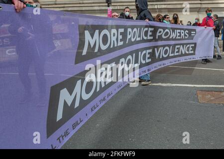 Westminster, Londres. 1er mai 2021. Les manifestants à Londres tiennent une banderole disant « plus de pouvoirs de police = plus de violence policière » avec des slogans répétés « tuer le projet de loi », s’opposant au projet de loi sur la police, le crime, la détermination de la peine et les tribunaux. Penelope Barritt/Alamy Live News Banque D'Images