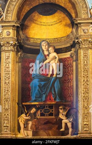 Basilique de Santa Maria Gloriosa dei Frari, autel de la Sacristie avec Giovanni Bellini Frari Triptych.Madonna con il Bambino ed i Santi Nicola di Bari, Pietro, Marco e Benedetto peint par G. Bellini Banque D'Images