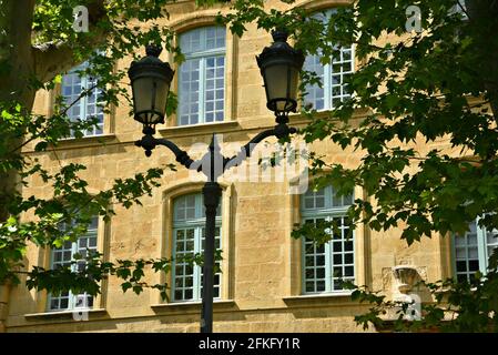 Façade de style baroque avec murs en pierre et fenêtres voûtées symétriques dans le centre historique d'Aix-en-Provence Marseille, France. Banque D'Images