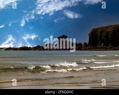 Formations rocheuses pittoresques sur le bord de mer de la mer celtique en Irlande. Banque D'Images
