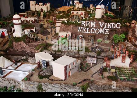 Gros plan sur des figures, des bâtiments et des scènes d'une presepio, ou scène de la nativité au Portugal, en période de Noël. Banque D'Images